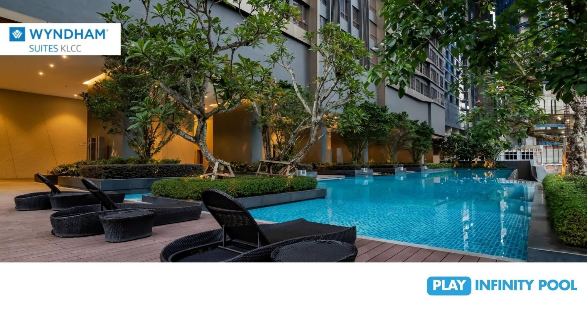 Wyndham Suites Klcc Kuala Lumpur Buitenkant foto The swimming pool at the 10th floor of the building