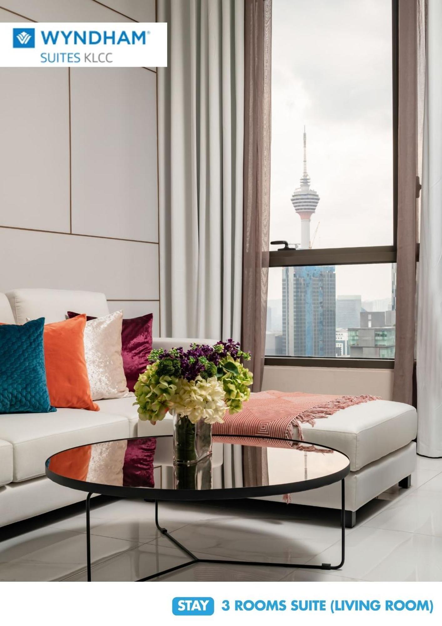 Wyndham Suites Klcc Kuala Lumpur Buitenkant foto The view of the Petronas Towers from the living room of a 3-bedroom condominium
