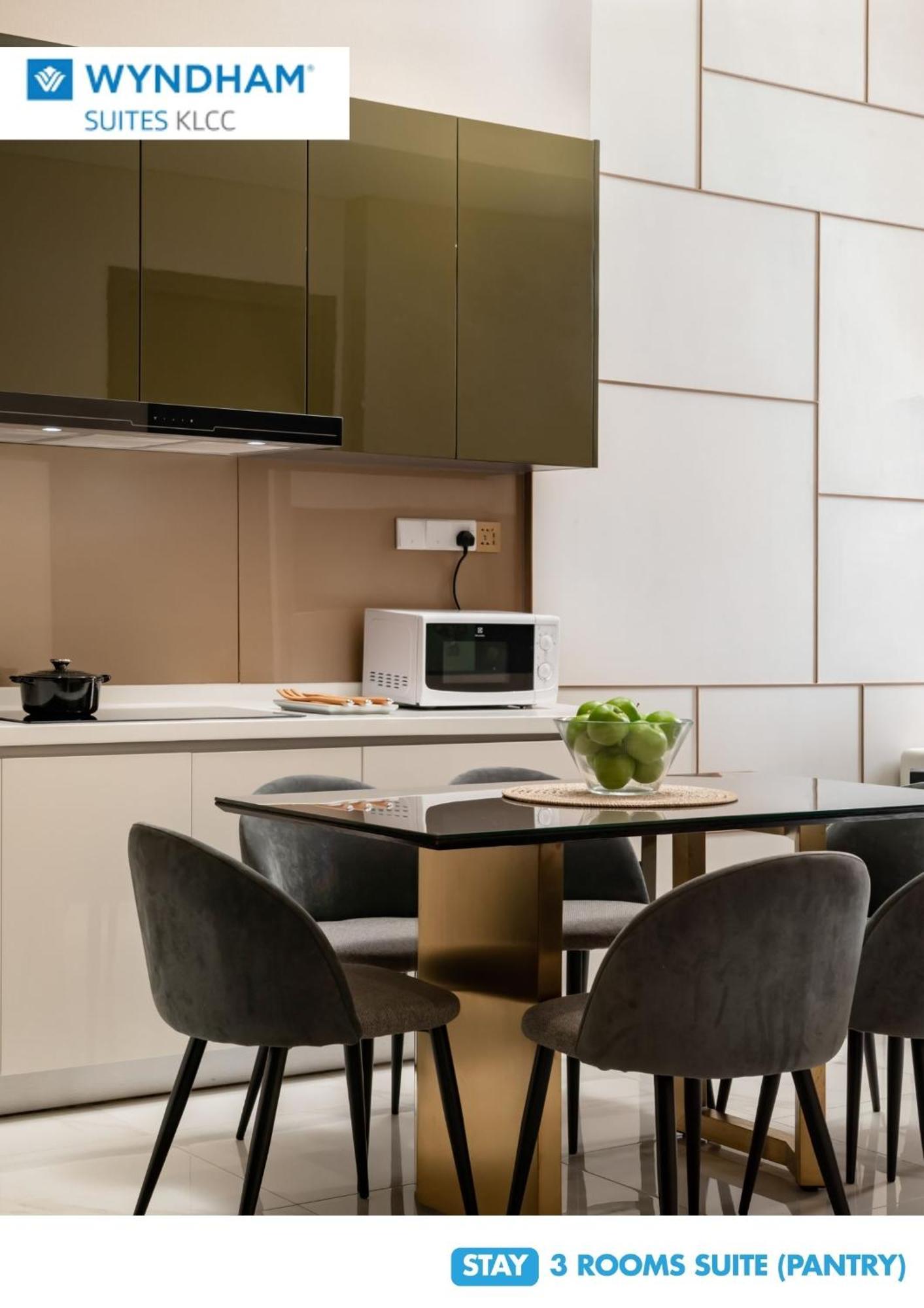 Wyndham Suites Klcc Kuala Lumpur Buitenkant foto A microwave oven in a kitchen