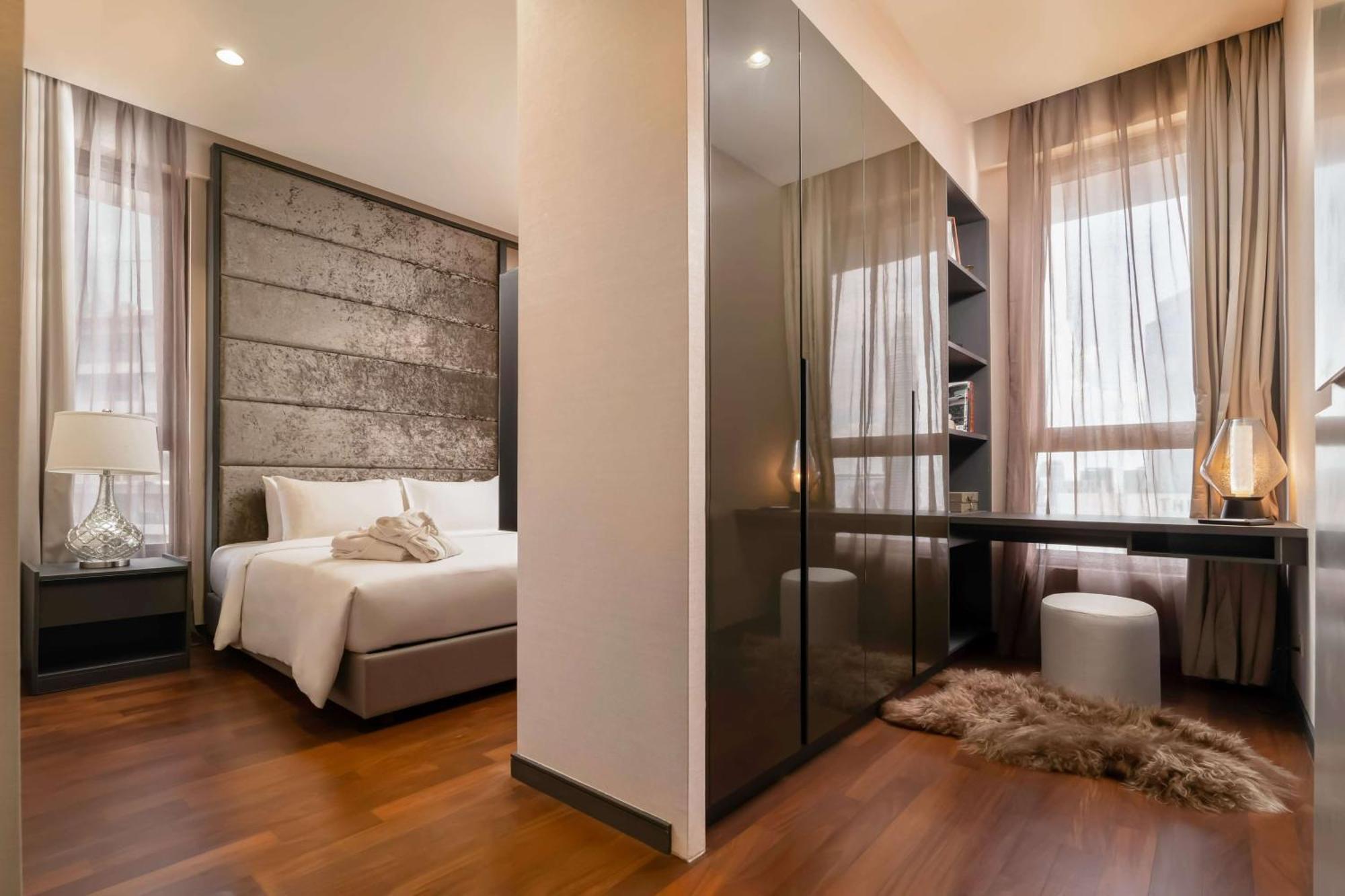 Wyndham Suites Klcc Kuala Lumpur Buitenkant foto A bedroom in a condominium